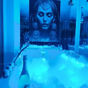 Chmielna Prestige With Luxury Jacuzzi And Sauna! Selected Also Feature A Massage Chair And Himalayan Salt With Color Therapy Salt Forest Apartament